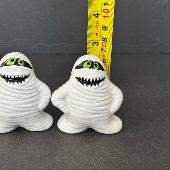 Hotel Transylvania  Mummy Salt And Pepper Sharker With Plugs Halloween Decor - Picture 7 of 8